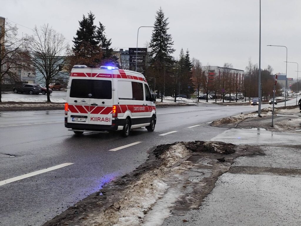 Liiklusõnnetus: auto sõitis Saare ja Sõpruse pst ristmikul jalakäijale otsa
