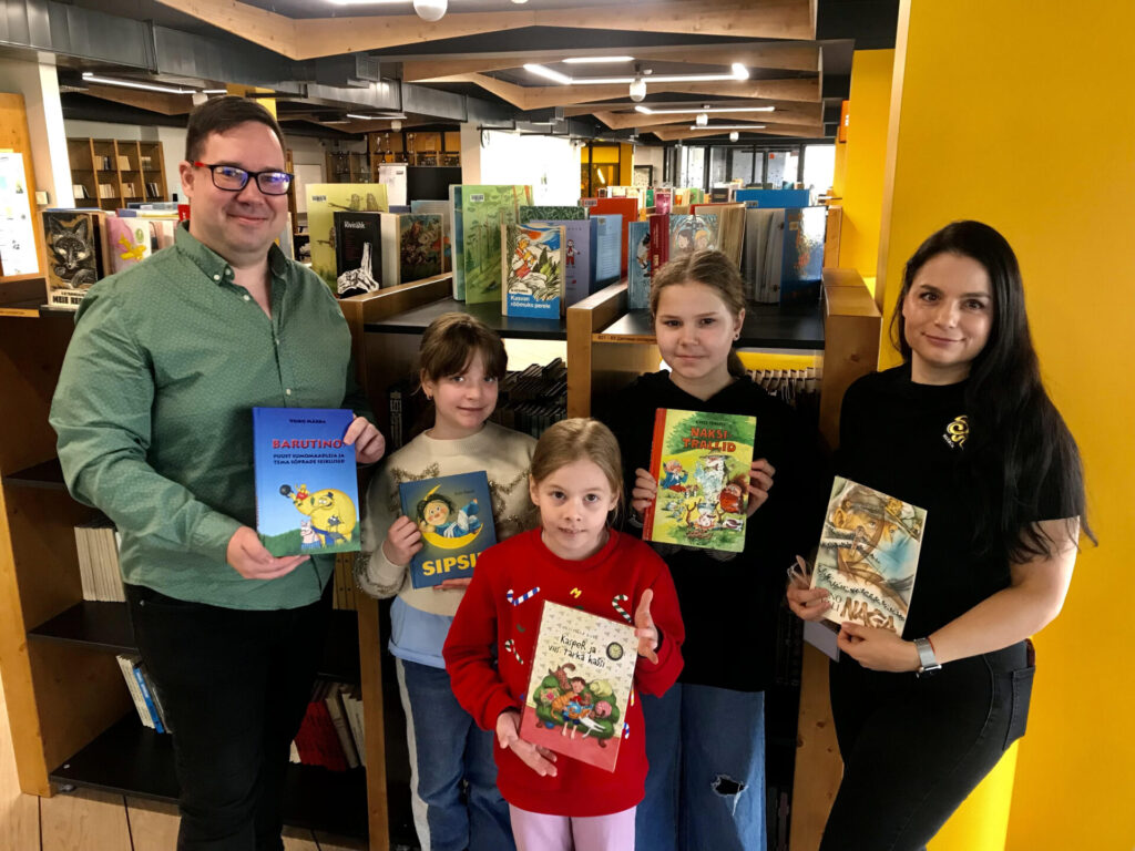 Õpetaja Kristel koos 2. ja 4. klassi õpilaste ning loo autoriga