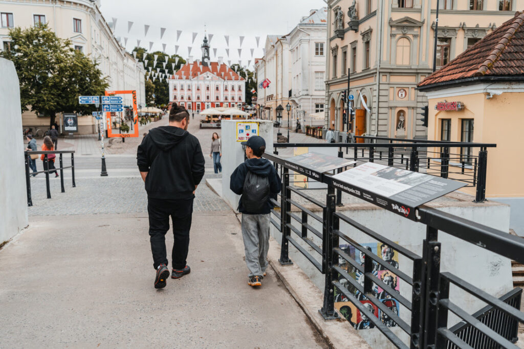 Tartu Kaarsillal avati Eesti esimest noortepealinna tähistav näitus