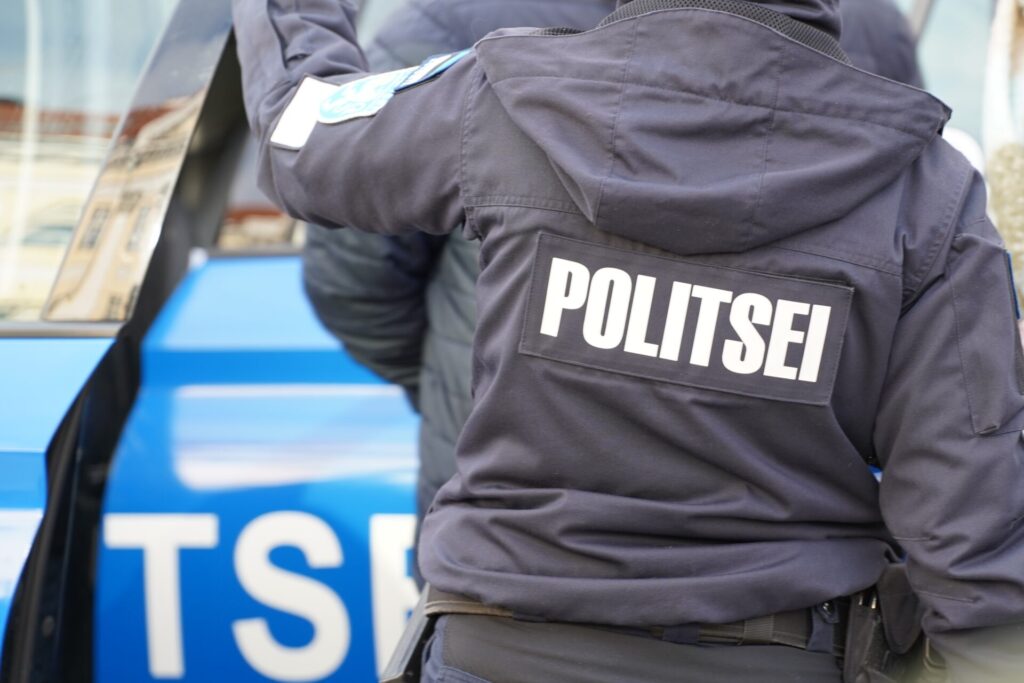 Politsei pidas Tartus kinni relvastatud röövis kahtlustatava