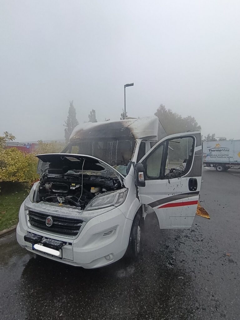 Tartus põlesid matkaauto ja prügikast, ühe auto süütamine jäi politsei uurida